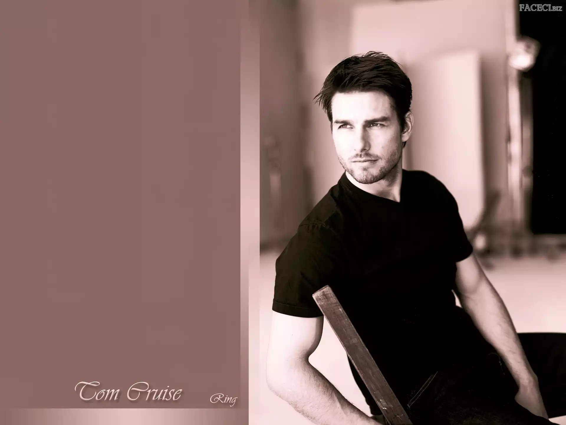 Tom Cruise, czarna koszulka